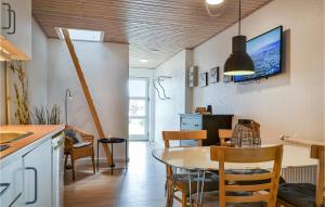 ヴィデ・サンデにあるBeautiful Studio In Hvide Sande With Indoor Swimming Poolのキッチン、ダイニングルーム(テーブル、椅子付)