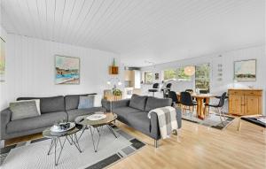Posezení v ubytování Beautiful Home In Skjern With Kitchen