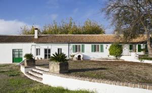 una casa bianca con un cortile davanti di Cuevas del Pino Turismo Rural y Emocional SL a Villarrubia