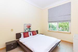 a bedroom with a large bed and a window at Spacious 3 Bed Room Apartment - Palm Jumeirah Dubai in Dubai
