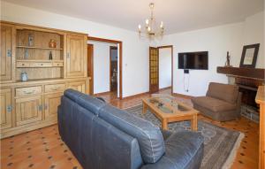 Televízia a/alebo spoločenská miestnosť v ubytovaní Cozy Apartment In Porticcio With Wifi