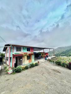 una casa en una colina con un cielo en MAK Homstay upstairs en Kampong Kundassan