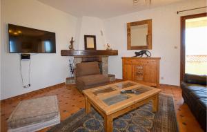 Televízia a/alebo spoločenská miestnosť v ubytovaní Cozy Apartment In Porticcio With Wifi