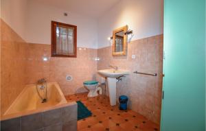 Kúpeľňa v ubytovaní Cozy Apartment In Porticcio With Wifi