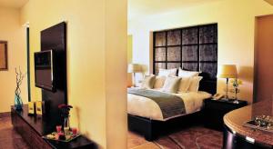 Postel nebo postele na pokoji v ubytování Royal Monte-Carlo Sharm Resort & SPA