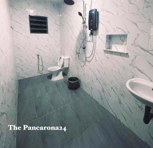 イポーにあるThe Pancarona24 Homestay forMuslimのバスルーム(トイレ、洗面台付)