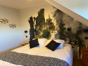 - une chambre avec un lit orné d'une peinture murale dans l'établissement Hôtel Restaurant & Spa Les Autanes, à Ancelle