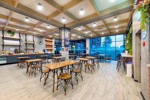 Restaurace v ubytování PLAAI Plus Hotel Rayong