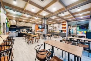 Restaurace v ubytování PLAAI Plus Hotel Rayong
