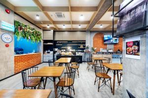 Restaurace v ubytování PLAAI Plus Hotel Rayong