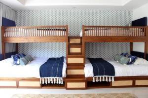 - 2 lits superposés installés côte à côte dans une chambre dans l'établissement Villa Oceana, Candidasa, à Candidasa