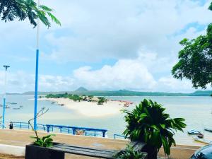 uma vista para uma praia com barcos na água em Casa Temporada Caribe de Alter em Alter do Chão