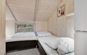 エーベルトフトにあるLovely Home In Ebeltoft With Wifiのベッドと窓が備わる小さな客室です。