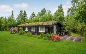 uma cabana de madeira com um jardim de relva em Amazing Home In Skibby With Wifi em Skibby