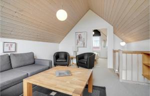 Posezení v ubytování 2 Bedroom Stunning Home In Nørre Nebel