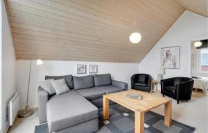 Posezení v ubytování 2 Bedroom Stunning Home In Nørre Nebel