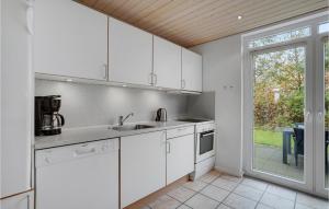 Kuchyň nebo kuchyňský kout v ubytování 2 Bedroom Stunning Home In Nørre Nebel
