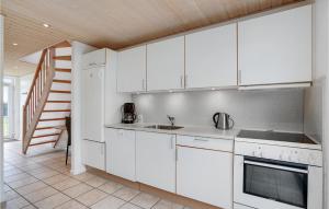 Kuchyň nebo kuchyňský kout v ubytování 2 Bedroom Stunning Home In Nørre Nebel