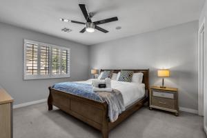 Schlafzimmer mit einem Bett und einem Deckenventilator in der Unterkunft Santorini in Glendale