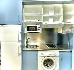 cocina con fregadero y lavadora en Lovely Apartment Sevilla Azahar Parking, en Bormujos