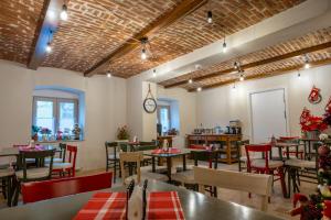 ein Restaurant mit Tischen und Stühlen und einer Uhr an der Wand in der Unterkunft Vila Missy in Deva