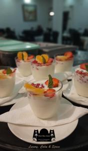 una fila di piatti da dessert su un tavolo di Hotel Riad Amlal a Ouarzazate