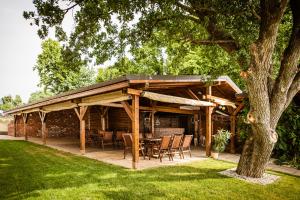 Budova, kde se hotel nachází + 45 fotografií