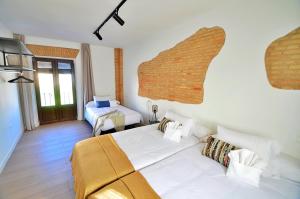 a bedroom with a bed and a room with two beds at Casa Limon, Patio y Parking. in Granada