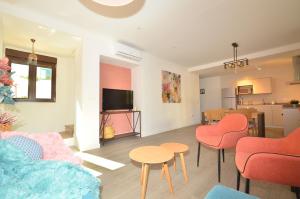 a living room with a couch and chairs and a table at Casa Limon, Patio y Parking. in Granada