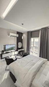 1 dormitorio con 1 cama grande y TV en سيلينا هاوس, en Yeda