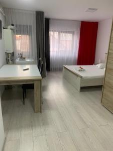 una camera con letto, scrivania e lavandino di Cazare bloc nou ultracentral a Râmnicu Vâlcea