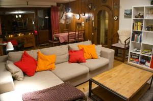 sala de estar con sofá y almohadas coloridas en Haus Sonnenalm, en Bad Mitterndorf