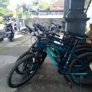 - un groupe de vélos garés à côté d'un poteau dans l'établissement Bali Livin,tayehomestay, à Banjarangkan