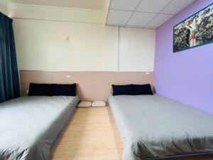 Uma cama ou camas num quarto em 郵系空間民宿