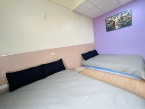 Uma cama ou camas num quarto em 郵系空間民宿