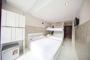 Postel nebo postele na pokoji v ubytování SaiGon CoZy Hotel "241 Pham Ngu Lao Street''