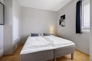 1 dormitorio con 1 cama grande en una habitación en Frogner House - Forus Leilighetshotell, en Stavanger