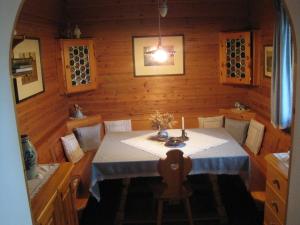 a dining room with a table in a cabin at Haus Belluti Graun in Cortaccia