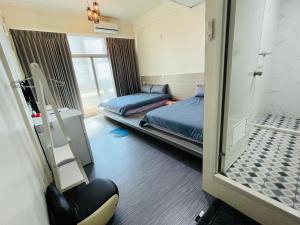 um quarto com duas camas e uma cadeira em 郵系空間民宿 em Zhuqi