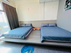 Uma cama ou camas num quarto em 郵系空間民宿