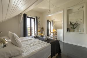a bedroom with a large bed with a large window at Małe Letnisko, butikowy pensjonat blisko Zatoki in Puck