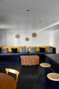 ein Wohnzimmer mit einem blauen Sofa und einem Couchtisch in der Unterkunft Appartement 6 personnes, les 3 vallées, près des Thermes in Brides-les-Bains