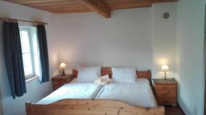 Postel nebo postele na pokoji v ubytování Selbstversorgerhütte Plafing