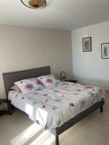 - une chambre avec un lit fleuri dans l'établissement Chambre d'hôtes Lavande, à Lagorce