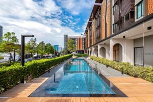 Bazén v ubytování PLAAI Plus Hotel Rayong nebo v jeho okolí