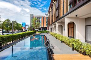 Bazén v ubytování PLAAI Plus Hotel Rayong nebo v jeho okolí