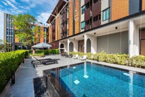 Bazén v ubytování PLAAI Plus Hotel Rayong nebo v jeho okolí