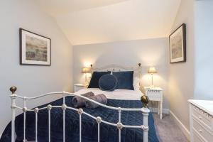 Una cama o camas en una habitación de Hideaway country cottage near Edinburgh