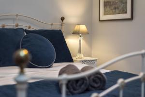 Letto o letti in una camera di Hideaway country cottage near Edinburgh