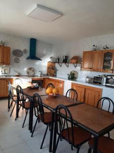 - une cuisine avec des tables et des chaises en bois dans l'établissement Horizontes de La Mancha, à El Toboso